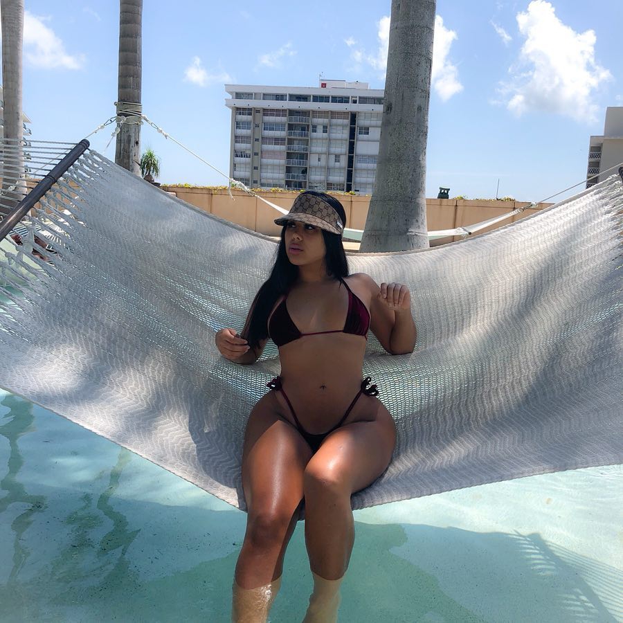 哈登带两个网红模特游西班牙