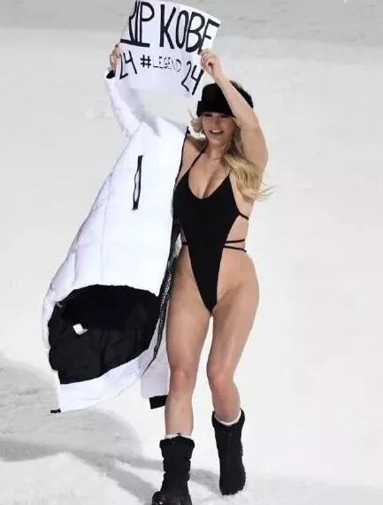 无耻至极！网红半裸奔“致敬”科比！她曾半裸闯入欧冠决赛