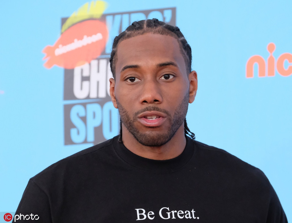 难得一见！莱昂纳德带一家三口首次公开亮相！他又笑了