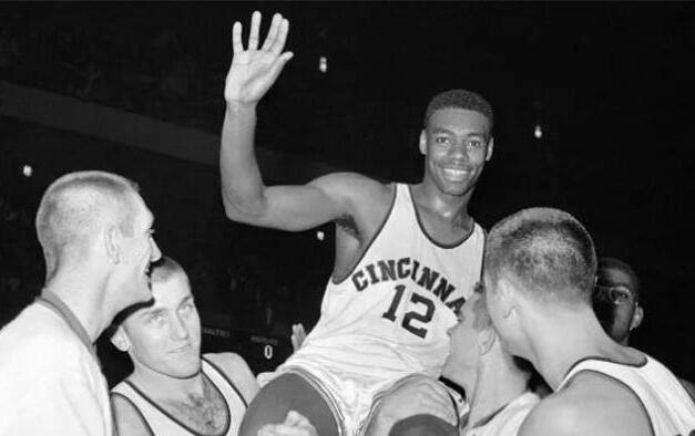 1、大O奥斯卡-罗伯特森和巴基-博克霍恩