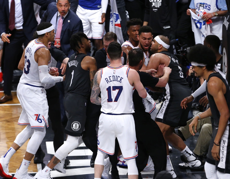 篮网76人10人群架！拉塞尔鸡贼一推让冲突升级，一位老爹太机智