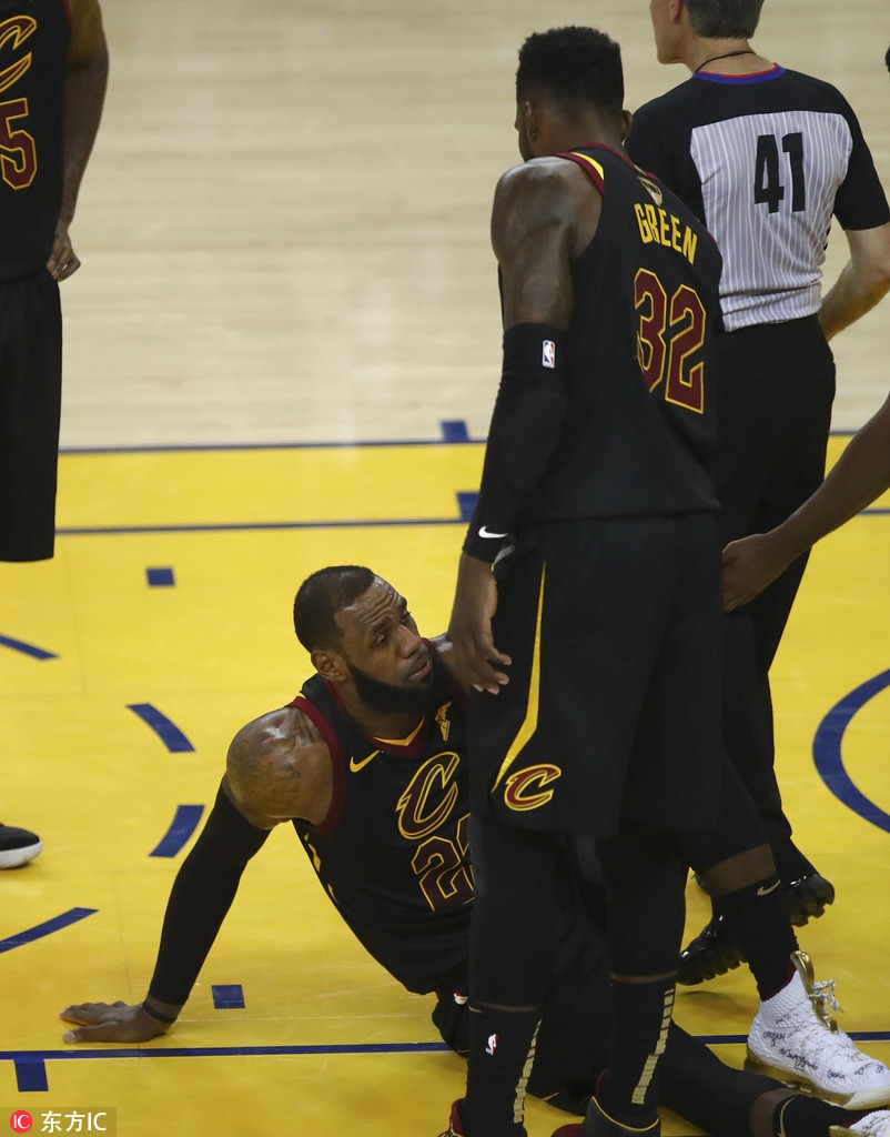 队友拉起詹姆斯