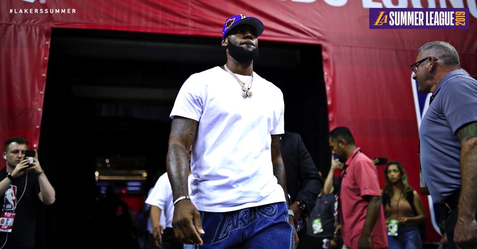 詹姆斯赌城现身！督战湖人夏联，跟新任主帅交流，现场被围死了！