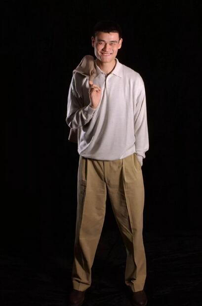 2003年的姚明!简直是小鲜肉!笑容太阳光了!大姚:16年前哥也瘦过