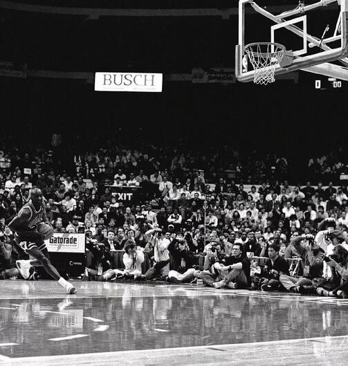 17连拍！乔丹1988年扣篮大赛黑白硬照！这套动作满分！