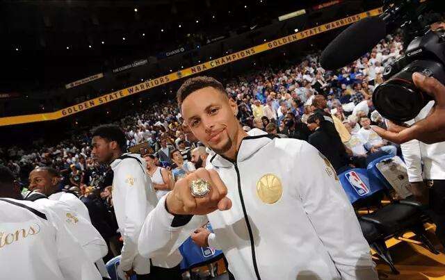 NBA冠军戒指的冷知识：15勇士冠戒值700万，中国第一个拿戒指是他