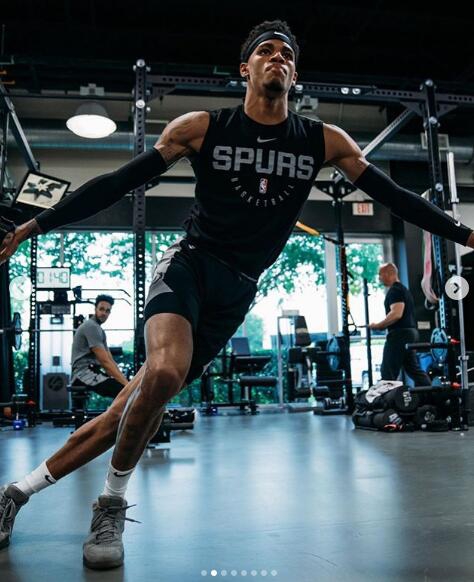 马刺的未来正式宣布复出！邓肯陪他训练马努陪聊天，这待遇没谁了