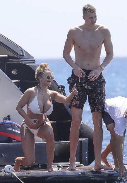 勾搭17岁嫩模恋过帕森斯前女友！他喜欢翘臀女王，也爱“波神”