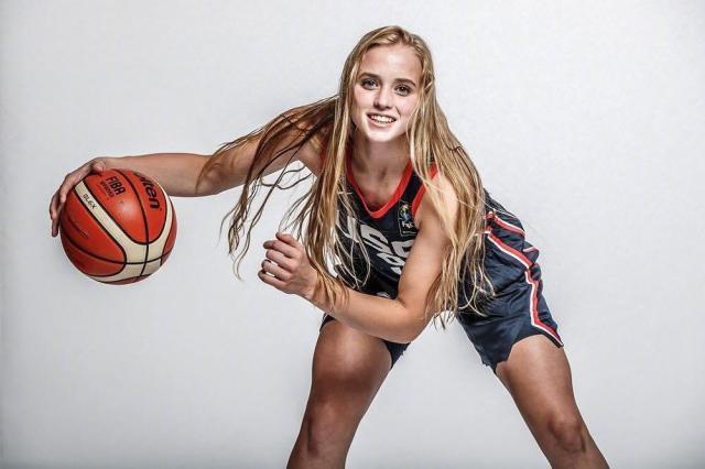 放弃卡戴珊詹娜吧!这位17岁少女才是真正的实战利器!