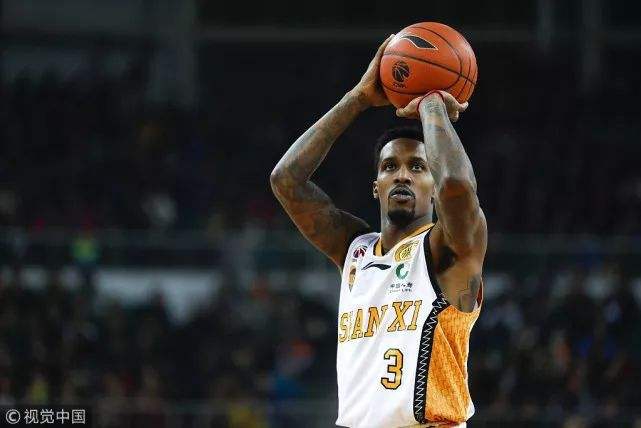 10年前的今天，他在库里头上射下55分，打破天勾的纪录