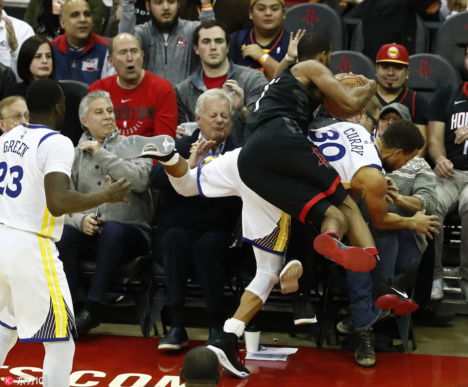 4、火箭前排观众席