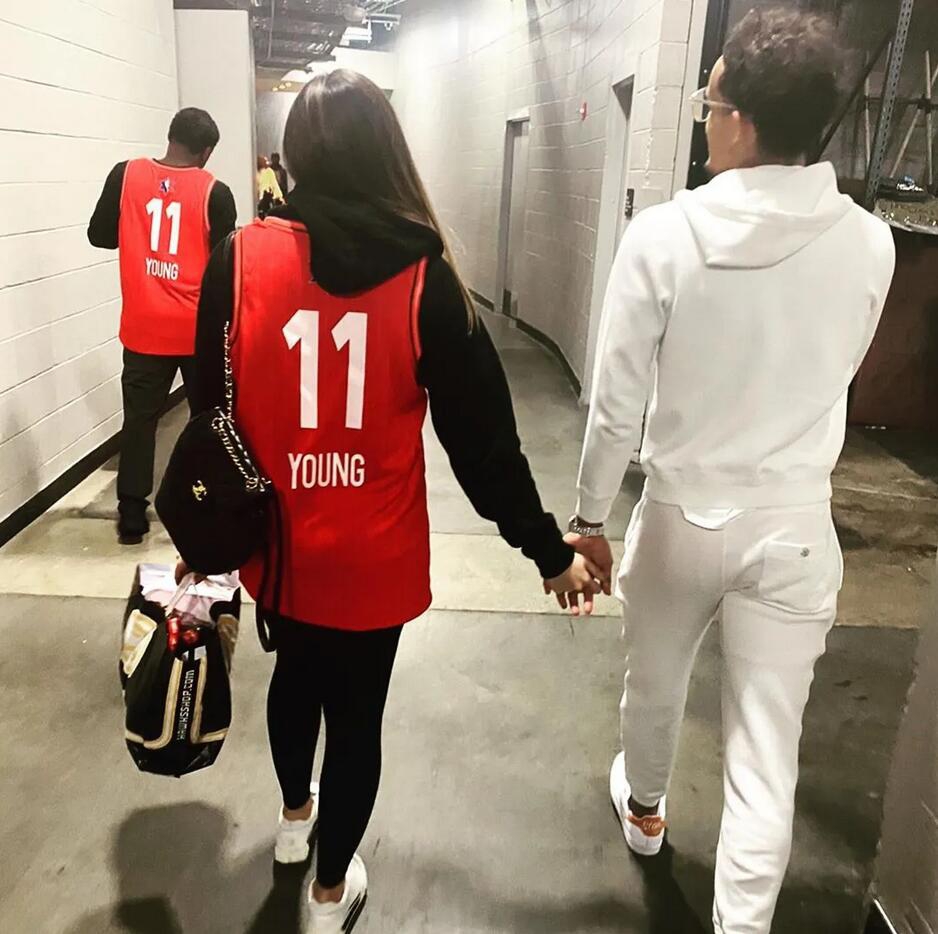 19岁就搞定大三岁学姐！拉拉队长兼校花！全明星球衣的照片甜到我