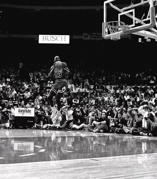 17连拍！乔丹1988年扣篮大赛黑白硬照！这套动作满分！