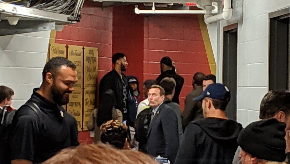 报警了！眉姆传情！NBA比赛场边有人公然违规招募巨星！