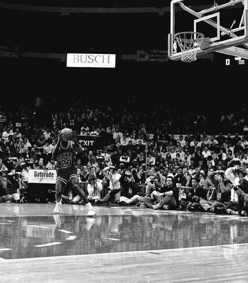 17连拍！乔丹1988年扣篮大赛黑白硬照！这套动作满分！