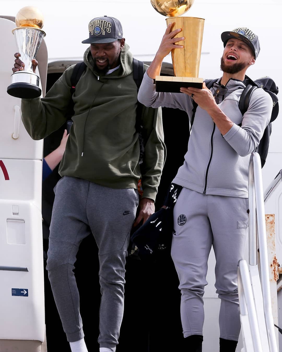 库里和杜兰特手捧奖杯