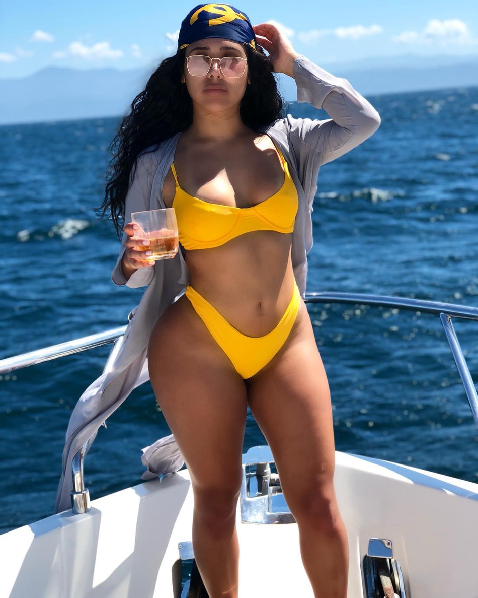 哈登带两个网红模特游西班牙