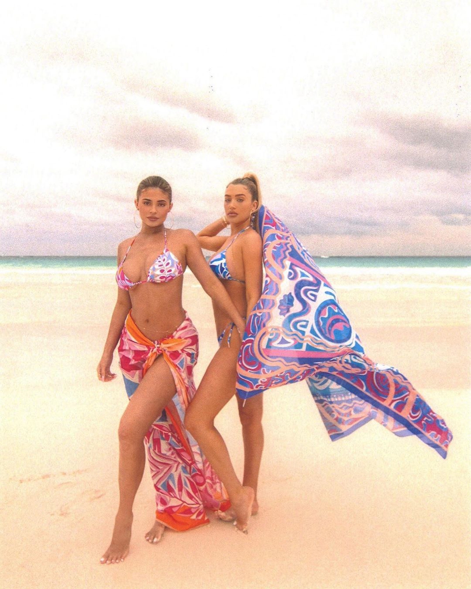 这次是兔女郎了！卡戴珊家小妹最新居家自拍，这才叫真正的天赋