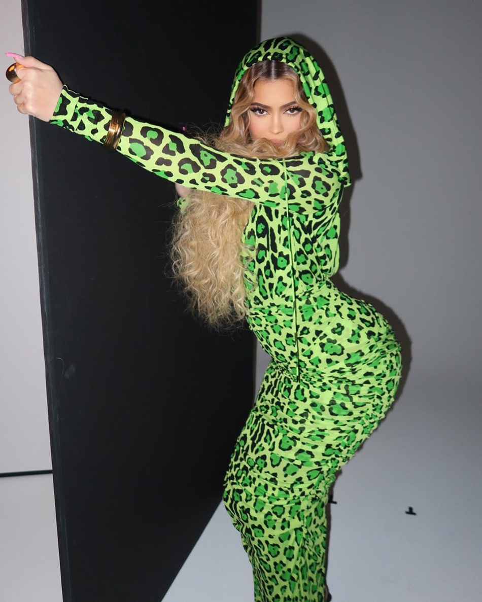 这次是兔女郎了！卡戴珊家小妹最新居家自拍，这才叫真正的天赋