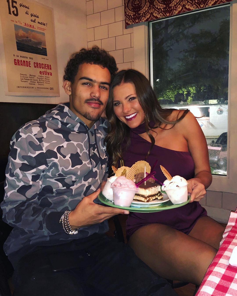 19岁就搞定大三岁学姐！拉拉队长兼校花！全明星球衣的照片甜到我