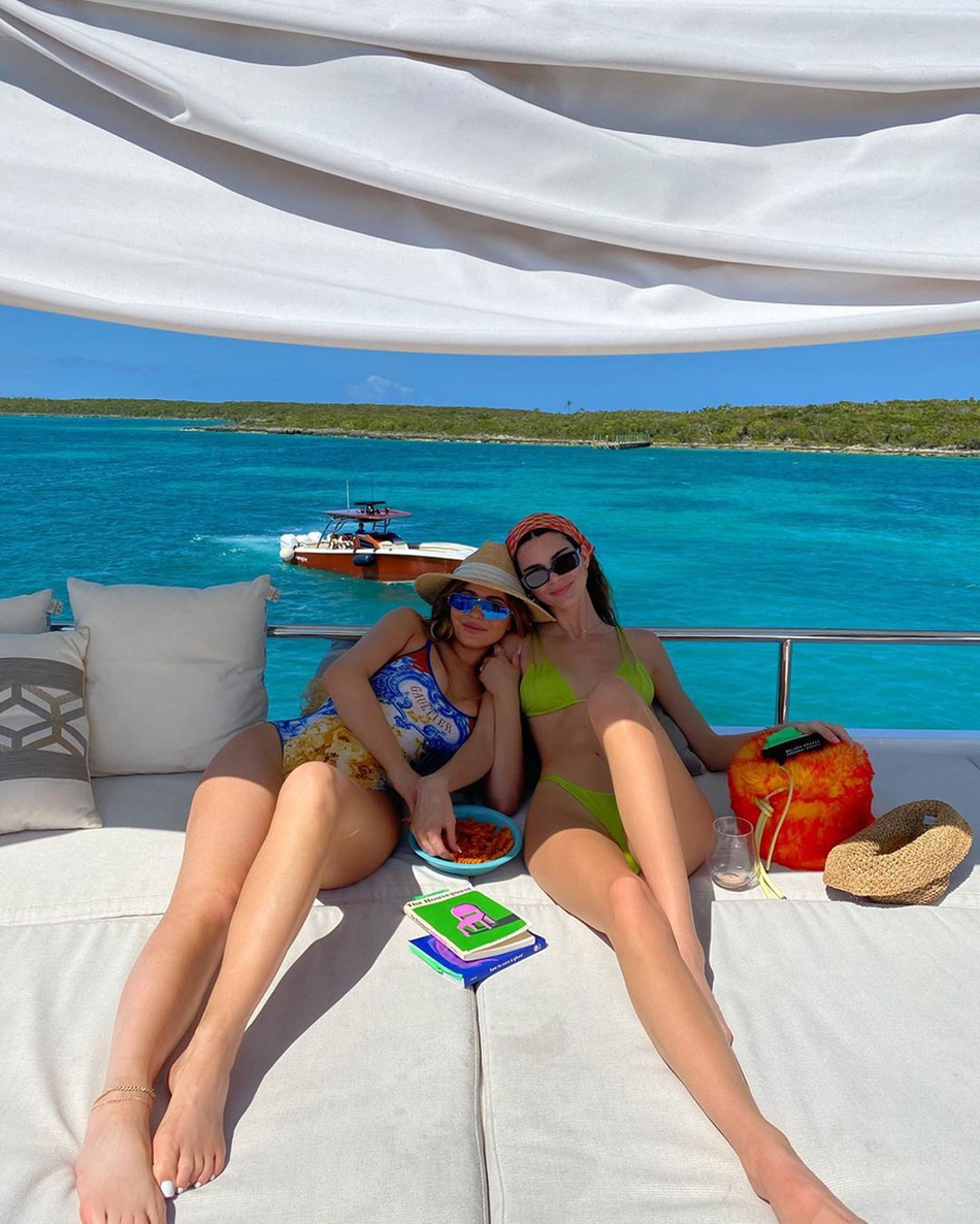 詹娜最新自拍！单手就能掌握的小腰？勾人的弯刀啊