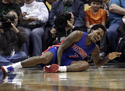 10年前的今天，他在库里头上射下55分，打破天勾的纪录