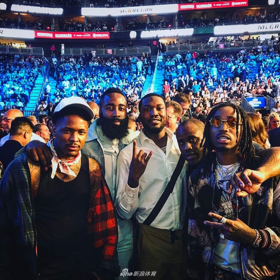 哈登参加朋友的演唱会