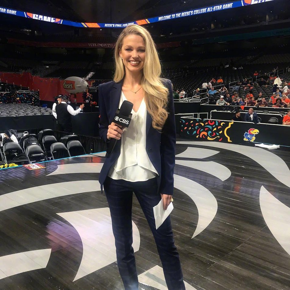 1 / 9 今天火箭爵士场边的美女主持人小姐姐!