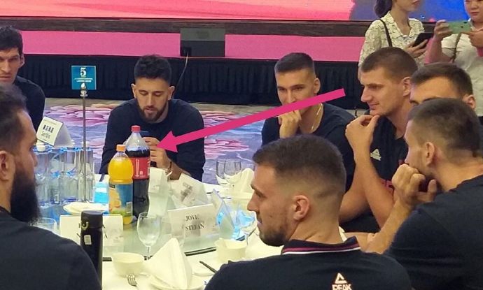 约基奇求你不要再胖了!小姑娘甚至可以枕着你肚子!上篮就不提了…