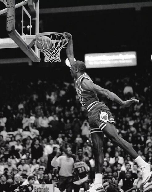 17连拍！乔丹1988年扣篮大赛黑白硬照！这套动作满分！