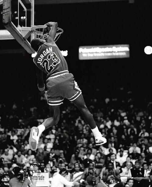 17连拍！乔丹1988年扣篮大赛黑白硬照！这套动作满分！