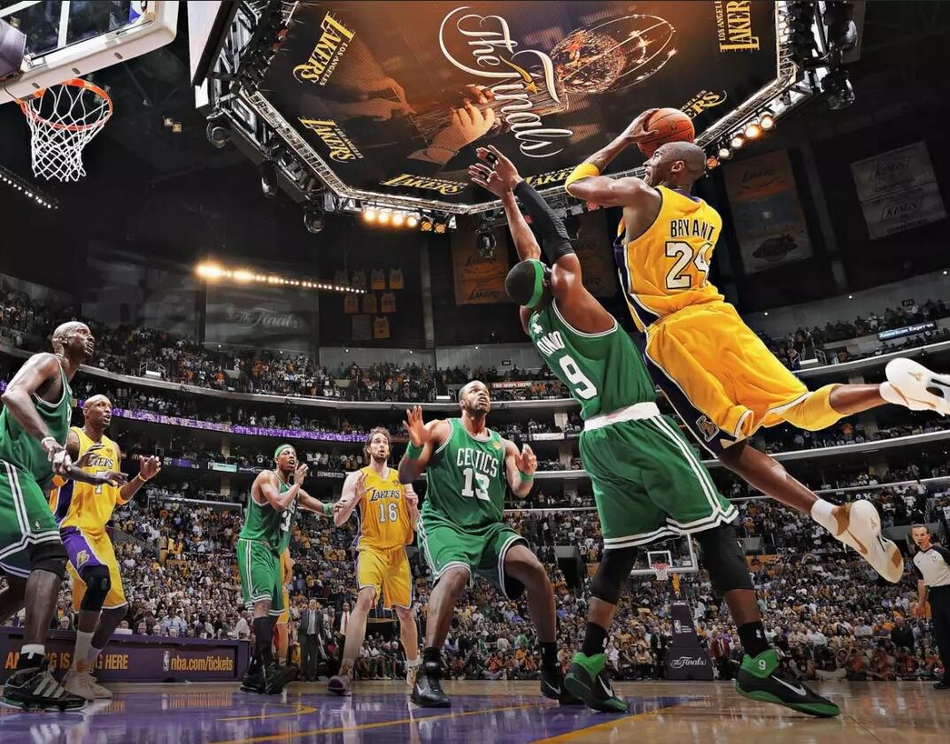 当年的黄绿大战有多好看？同1天诞生2个冠军！科比的那一幕太霸气