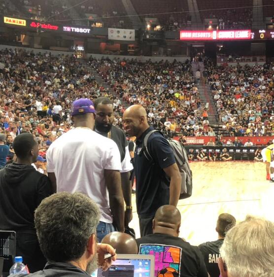 詹姆斯赌城现身！督战湖人夏联，跟新任主帅交流，现场被围死了！