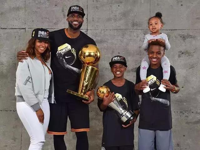 妻子生日这天，来读读詹姆斯的爱情故事！16岁相识，求婚靠韦德？