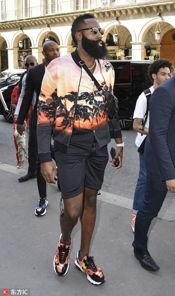 哈登与塔克一起出席