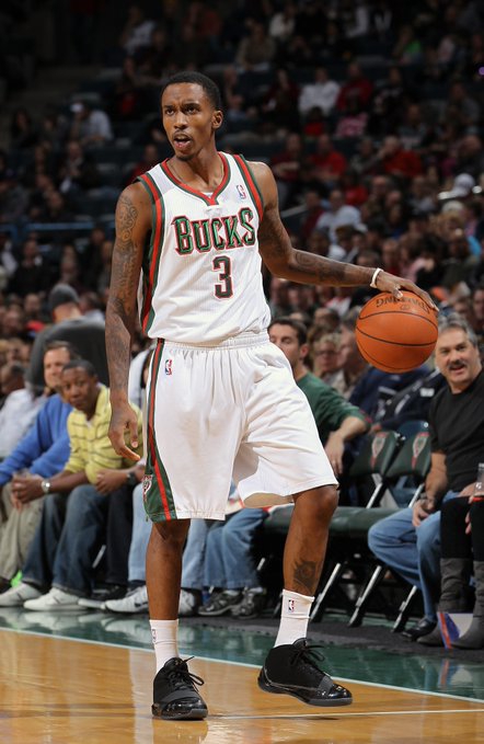 10年前的今天，他在库里头上射下55分，打破天勾的纪录