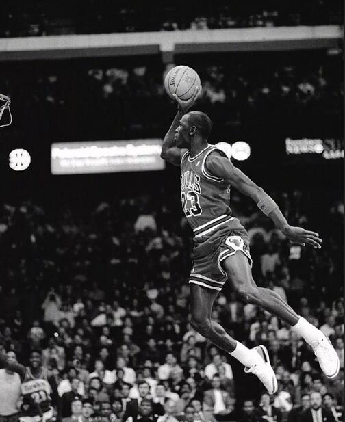 17连拍！乔丹1988年扣篮大赛黑白硬照！这套动作满分！