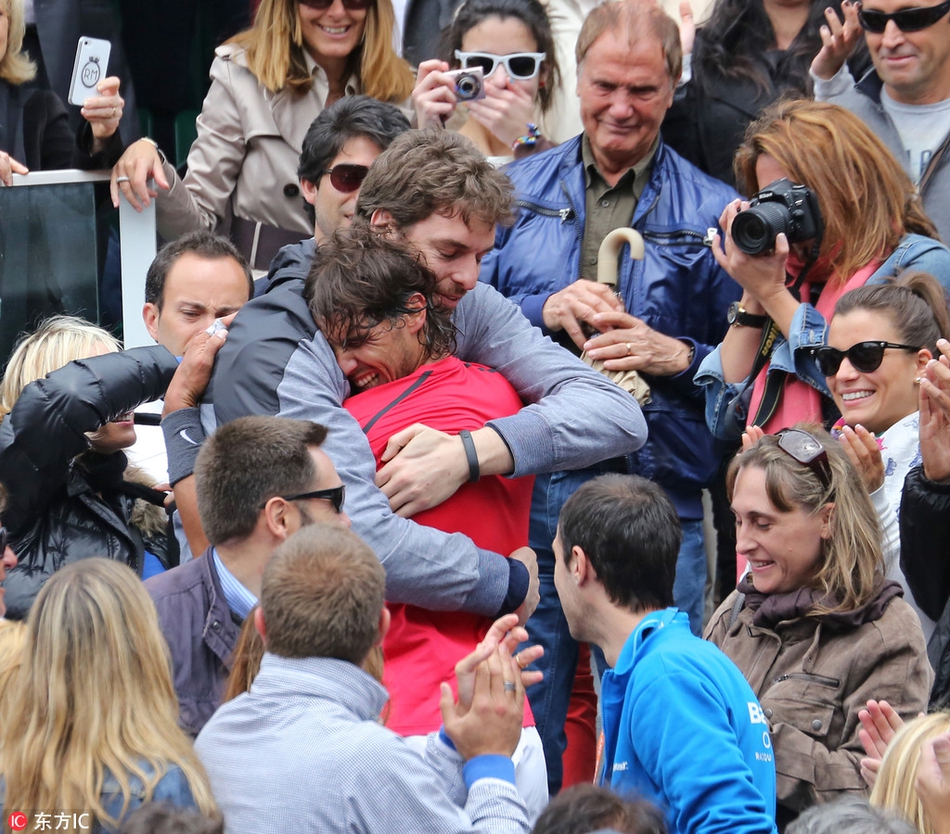 2012年纳达尔夺冠，跟加索尔深情相拥
