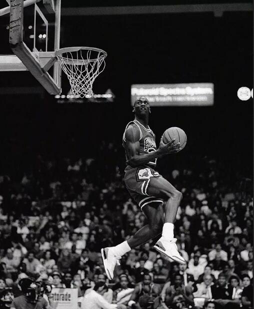 17连拍！乔丹1988年扣篮大赛黑白硬照！这套动作满分！