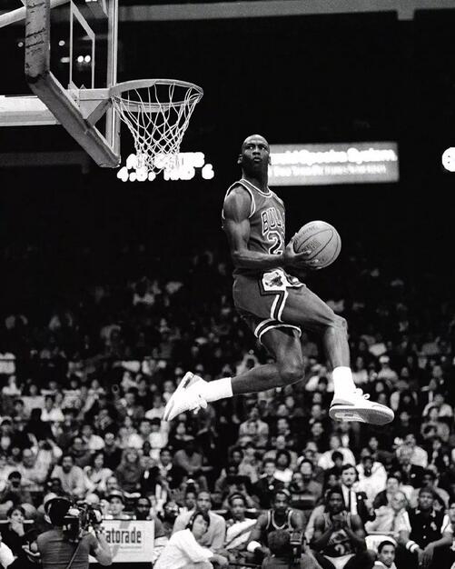 17连拍！乔丹1988年扣篮大赛黑白硬照！这套动作满分！