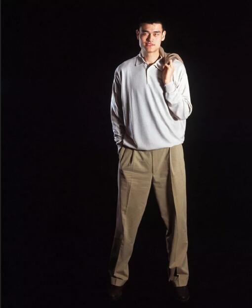 2003年的姚明!简直是小鲜肉!笑容太阳光了!大姚:16年前哥也瘦过