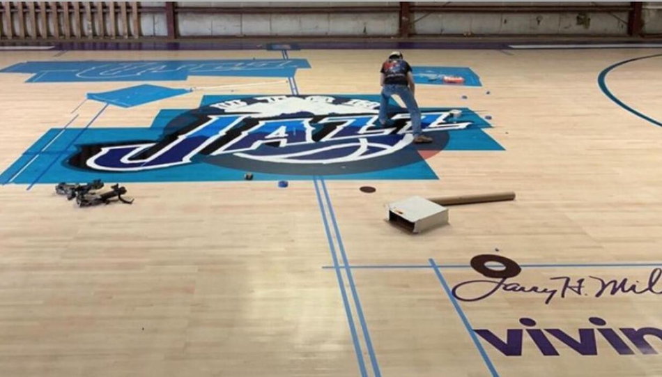 复古风来了！爵士换上“犹他双煞”时期的经典地板