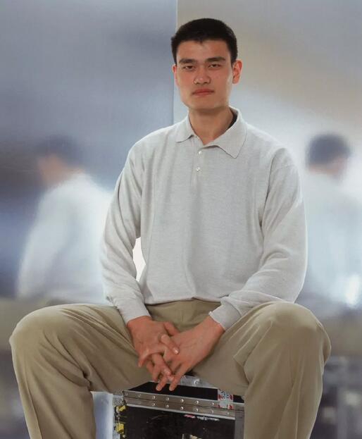 2003年的姚明!简直是小鲜肉!笑容太阳光了!大姚:16年前哥也瘦过