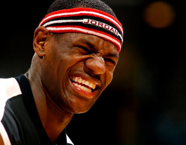 詹姆斯带着发带