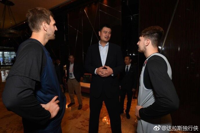 老熟人与新面孔！姚明会面独行侠老少双星