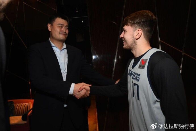 老熟人与新面孔！姚明会面独行侠老少双星