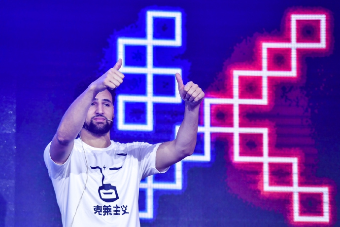 汤神中国行玩儿嗨了！逗比人设绷不住，每一张都是表情包！