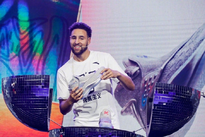 汤神中国行玩儿嗨了！逗比人设绷不住，每一张都是表情包！