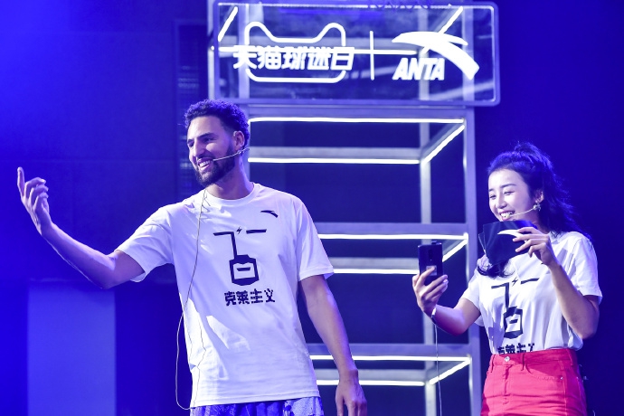 汤神中国行玩儿嗨了！逗比人设绷不住，每一张都是表情包！