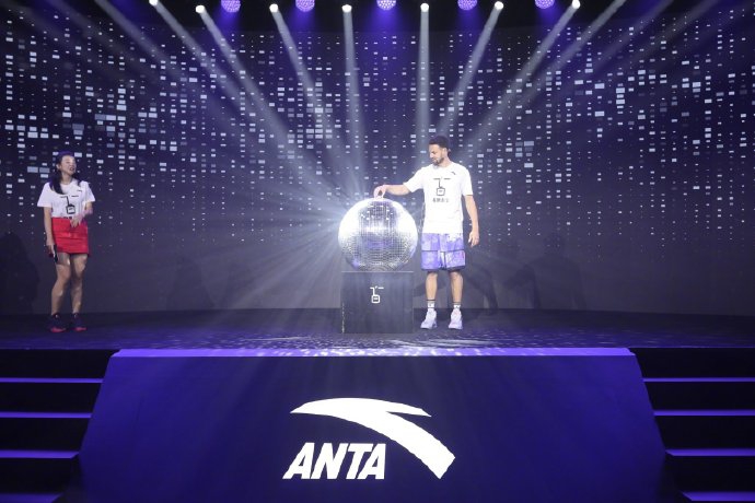 汤神中国行玩儿嗨了！逗比人设绷不住，每一张都是表情包！